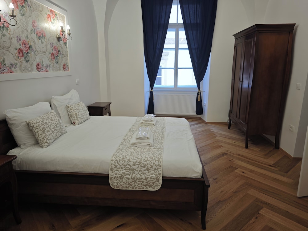 Throne suite