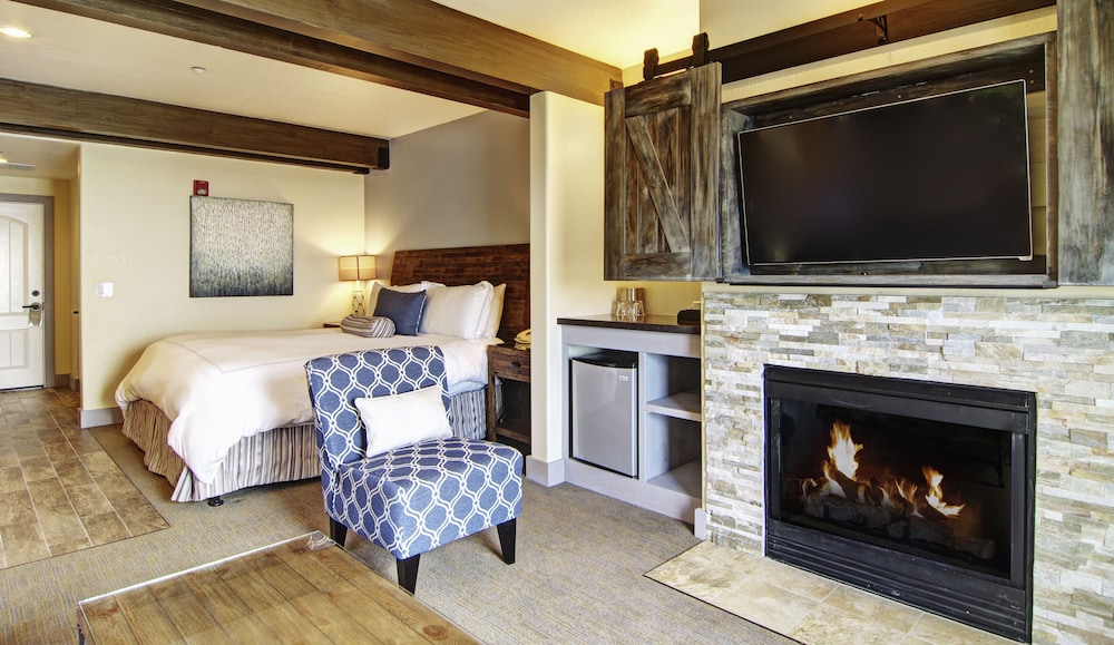 Deluxe Suite, 1 King Bed, Ocean View (Pigeon Point)