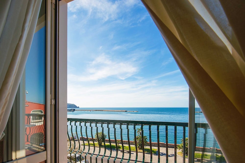 Double Room, Balcony, Sea View photo 2