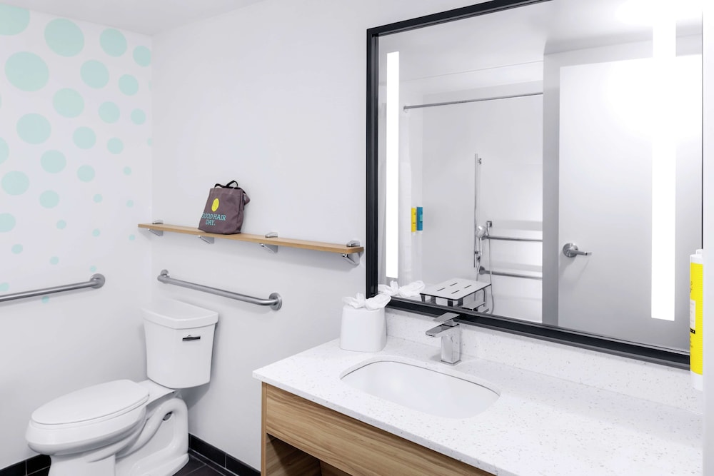 Room, 2 Queen Beds, Accessible (Roll-In Shower) - Photo 5