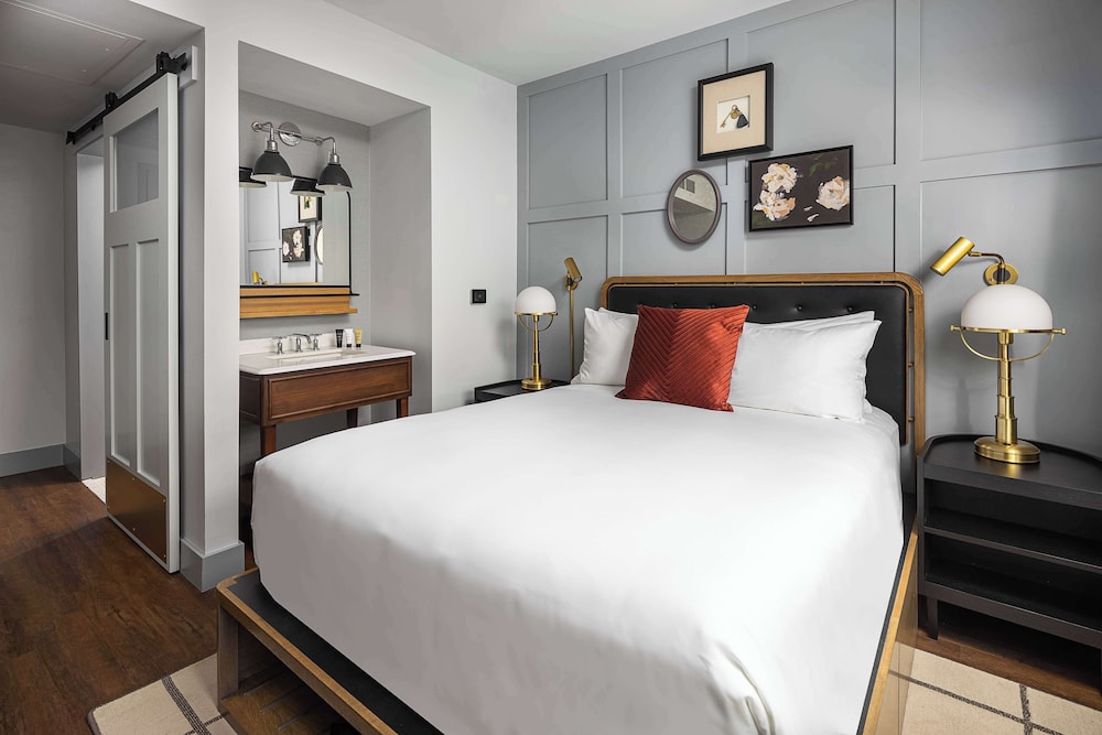 Room, 1 King Bed, Accessible, Balcony (Hearing) - Photo 3