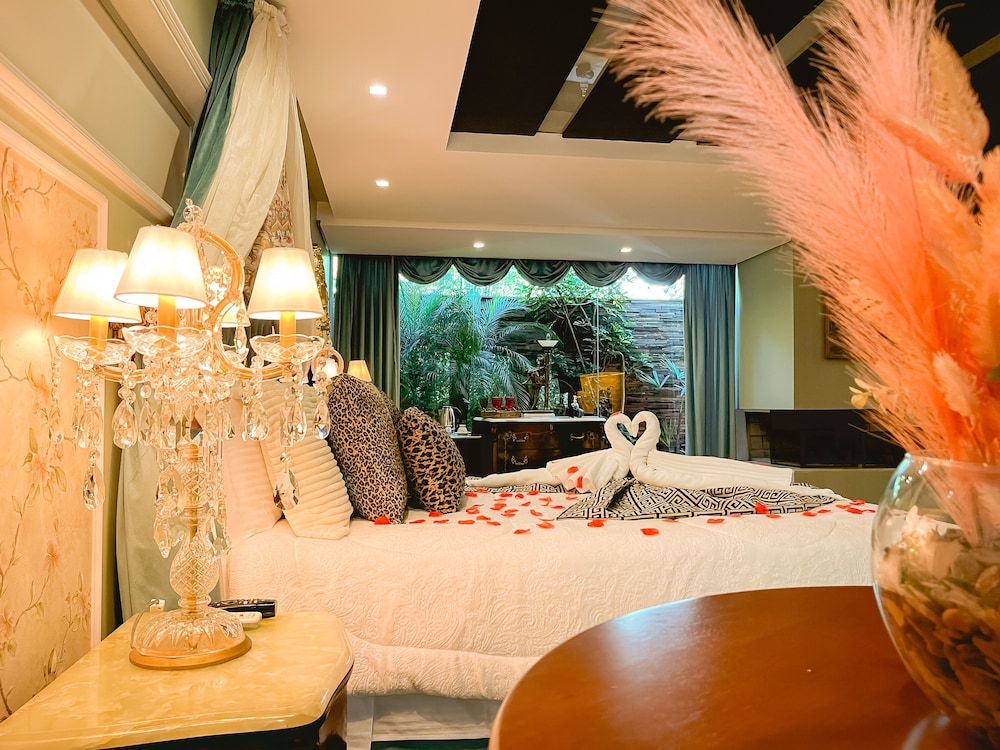 Presidential Studio Suite, 1 Queen Bed, Fireplace (Paris)