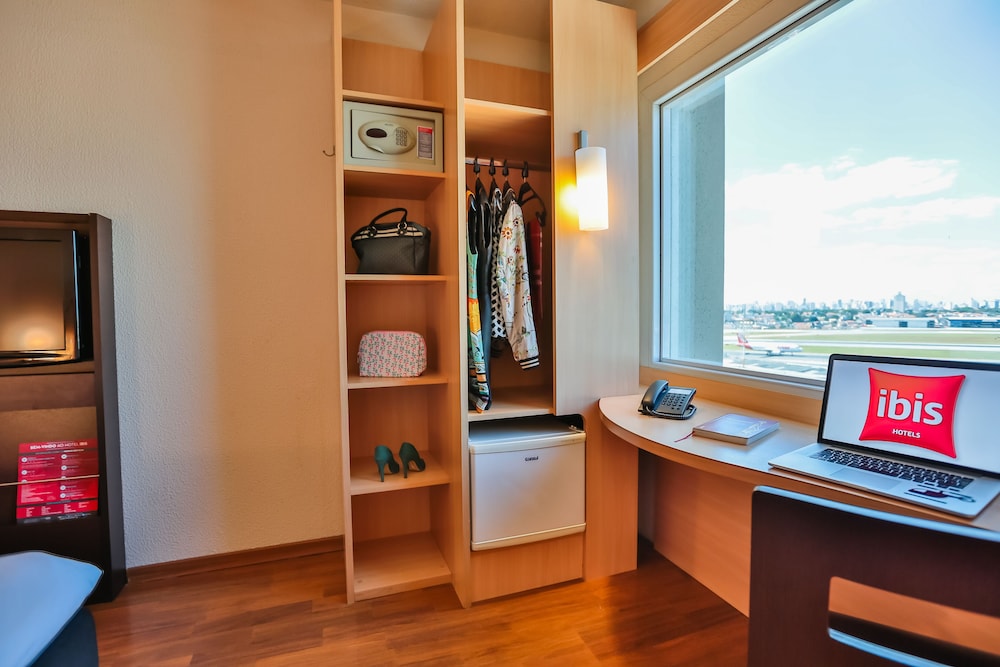 Standard Room, Multiple Beds thumbnail 6