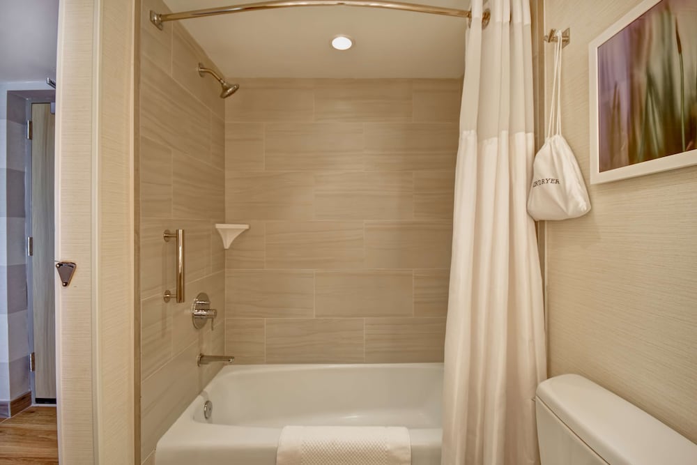Room, 1 King Bed, Bathtub, Oceanfront - Photo 6
