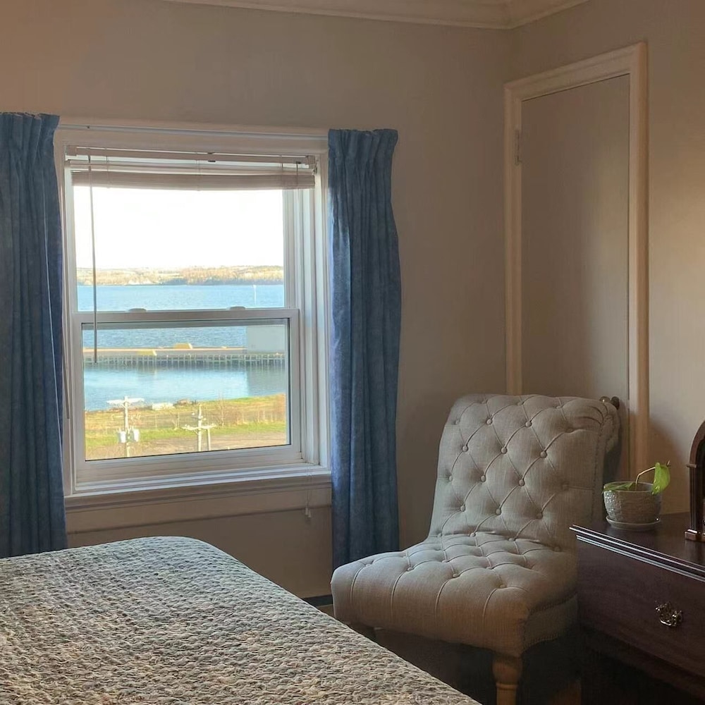 Standard Room, 1 King Bed, Harbor View photo 3