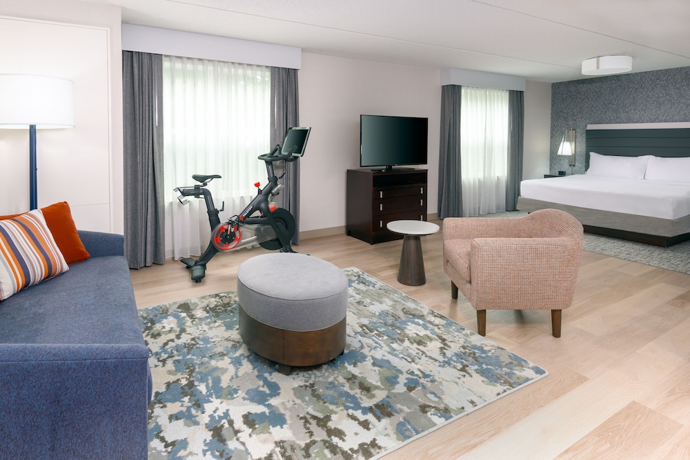 Room, 1 King Bed (In-Room Peloton Bike) photo 3