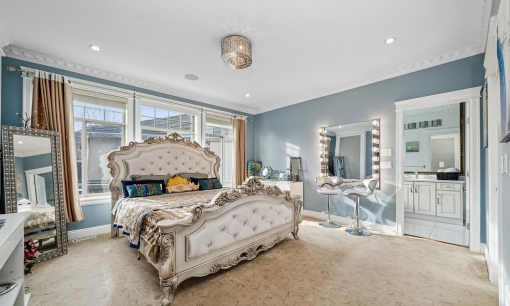 Royal Studio Suite, 1 King Bed, Microwave, Executive Level photo 1