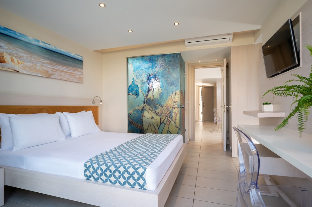 Deluxe Family Room with Land View - Photo 7