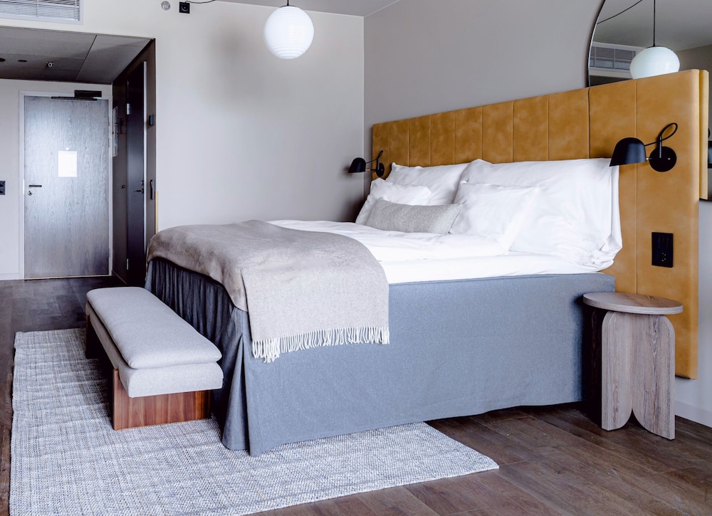 Deluxe Room, 1 King Bed with Sofa bed photo 3