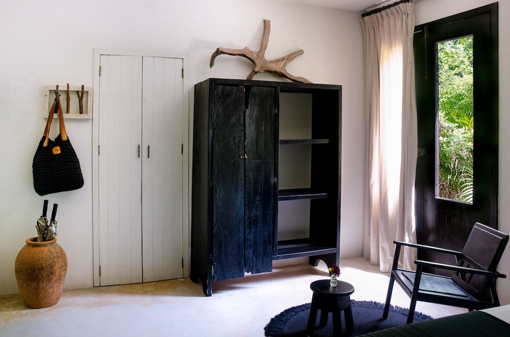 Standard Room, 1 King Bed, Garden View, Ground Floor - Photo 2