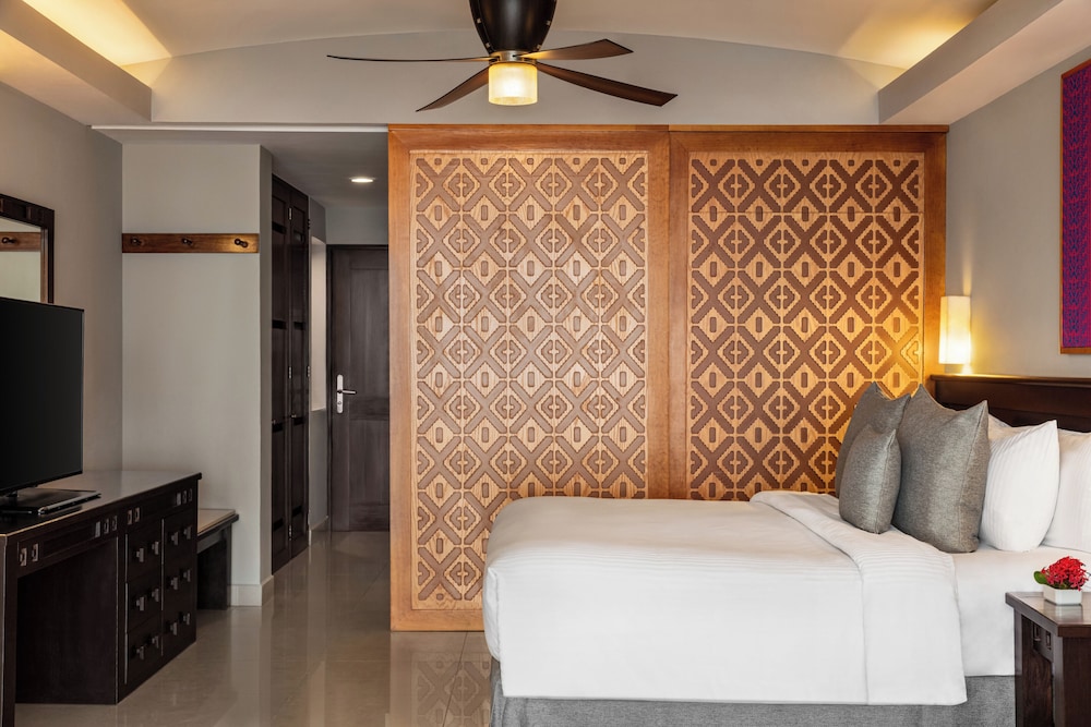 Junior Suite, 1 King Bed, Ocean View (Fiesta Club) photo 2