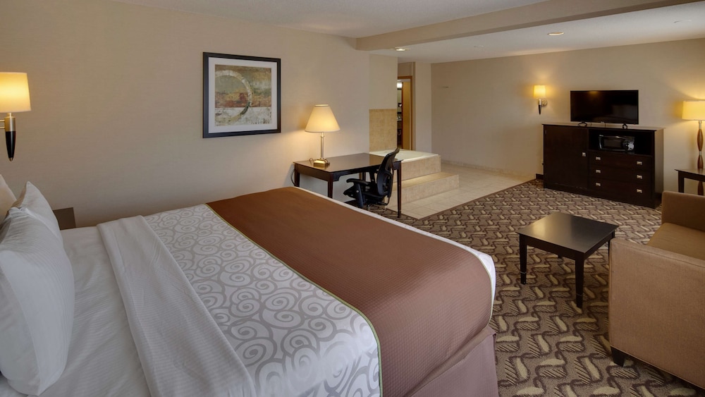 Suite, 1 King Bed, Non Smoking, Jetted Tub photo 2