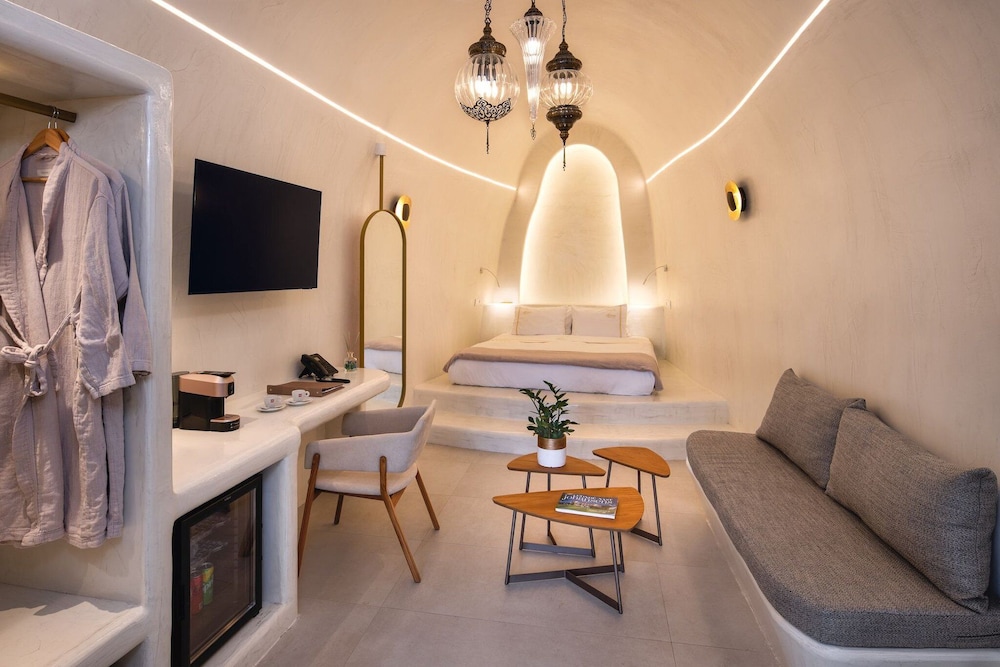 Cave Honeymoon Suite, Indoor & Outdoor Hot Tub