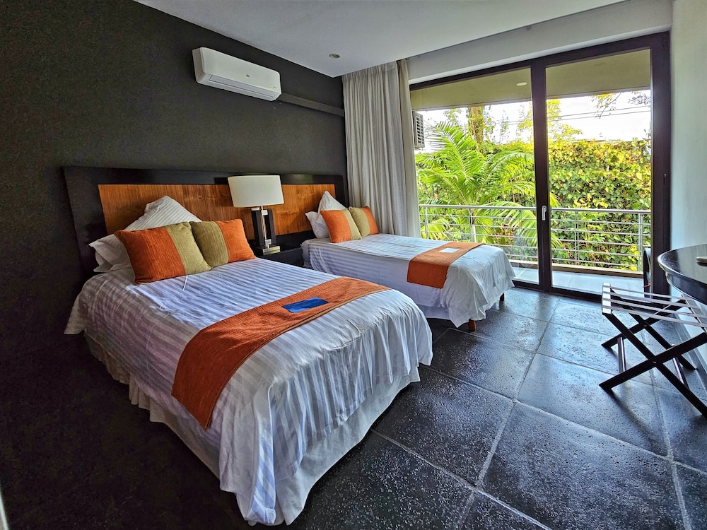 Garden Suites - (# of bedrooms available depends on # of guests reserved) photo 2