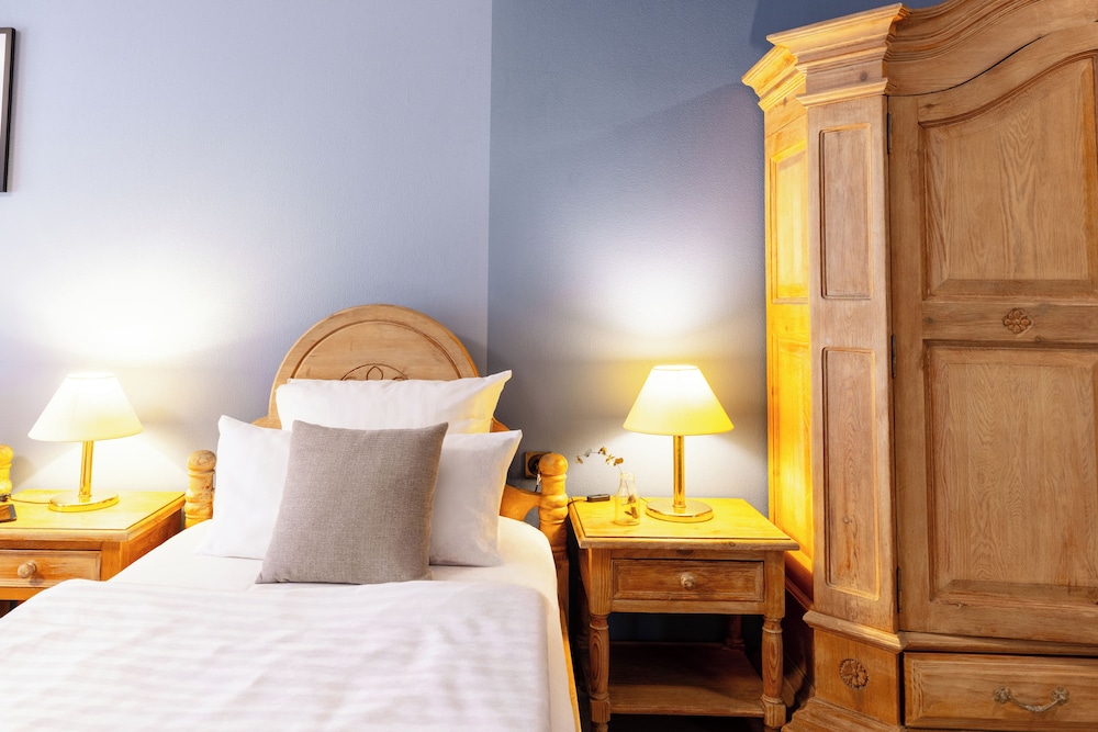 Standard Room, 3 Twin Beds photo 3