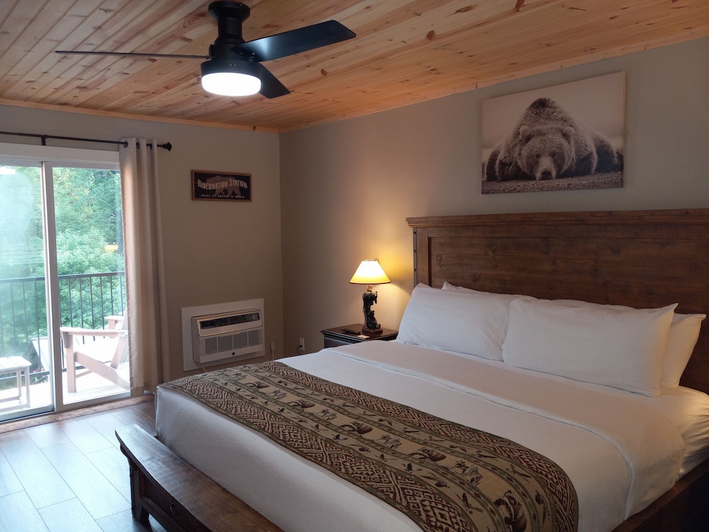 Deluxe King Room w/Balcony (Room 6) photo 3