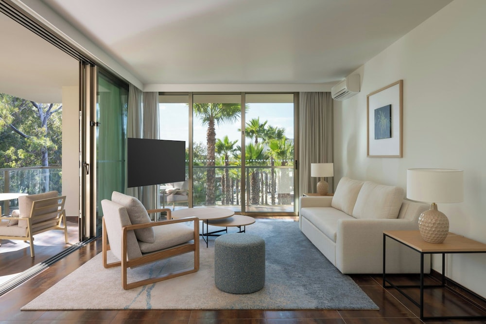Suite, 3 Bedrooms, Balcony - Photo 1