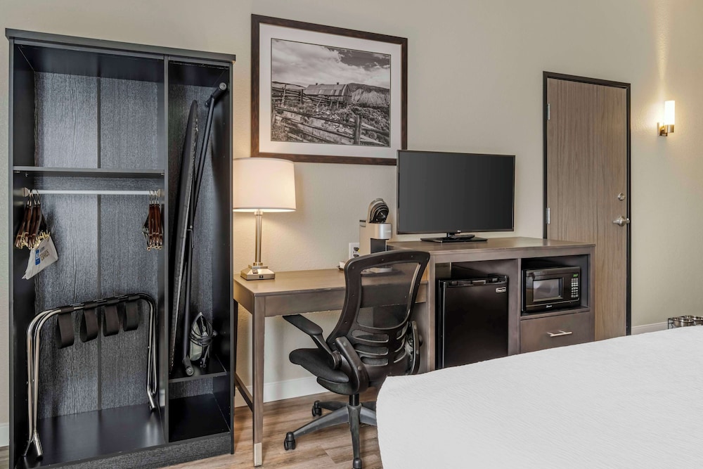 Room, 2 Queen Beds, Kitchen (Pet Friendly) - Photo 3