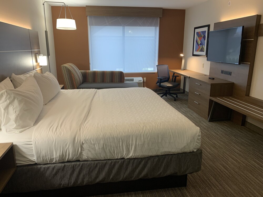 Standard Room, 1 King Bed, Roll-in Shower (Communications Accessible) - Photo 1