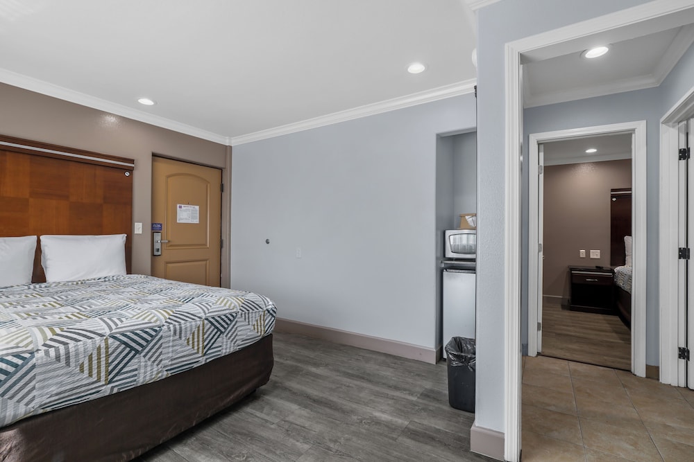 Standard Suite, 2 Queen Beds, Non Smoking, Refrigerator & Microwave - Photo 1