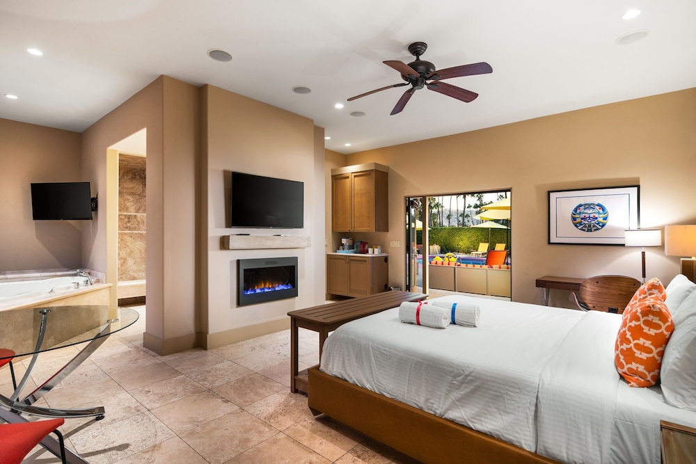 Luxury Suite, 1 King Bed, Hot Tub, Pool View photo 3
