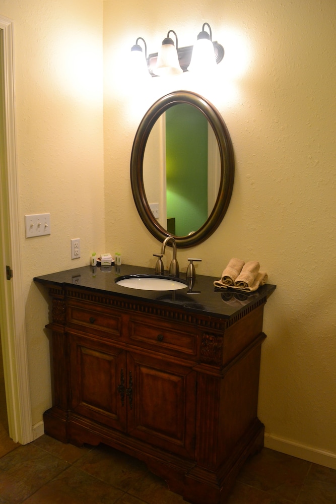 Pistachio Queen Suite photo 3