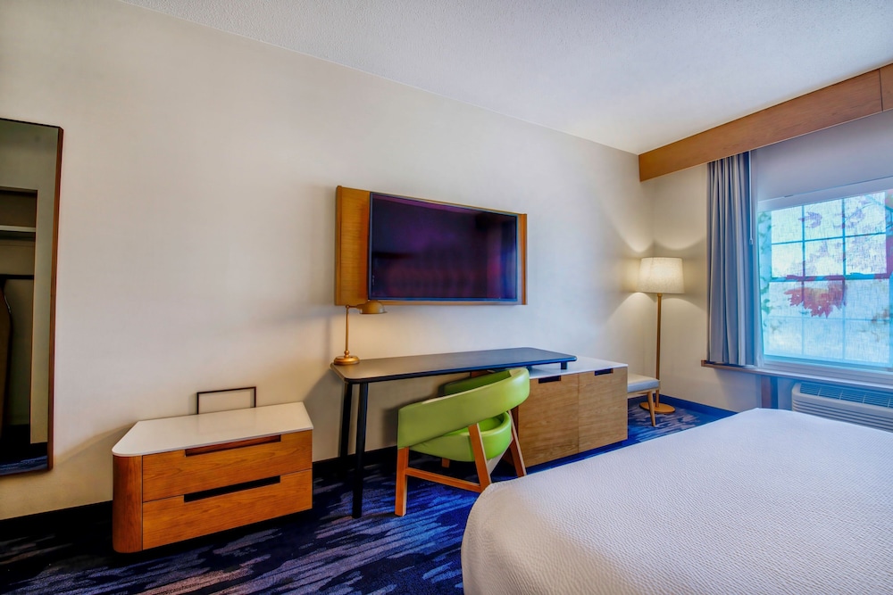 Room, 1 King Bed (Mobility/Hearing Access, Roll-in Shwr)