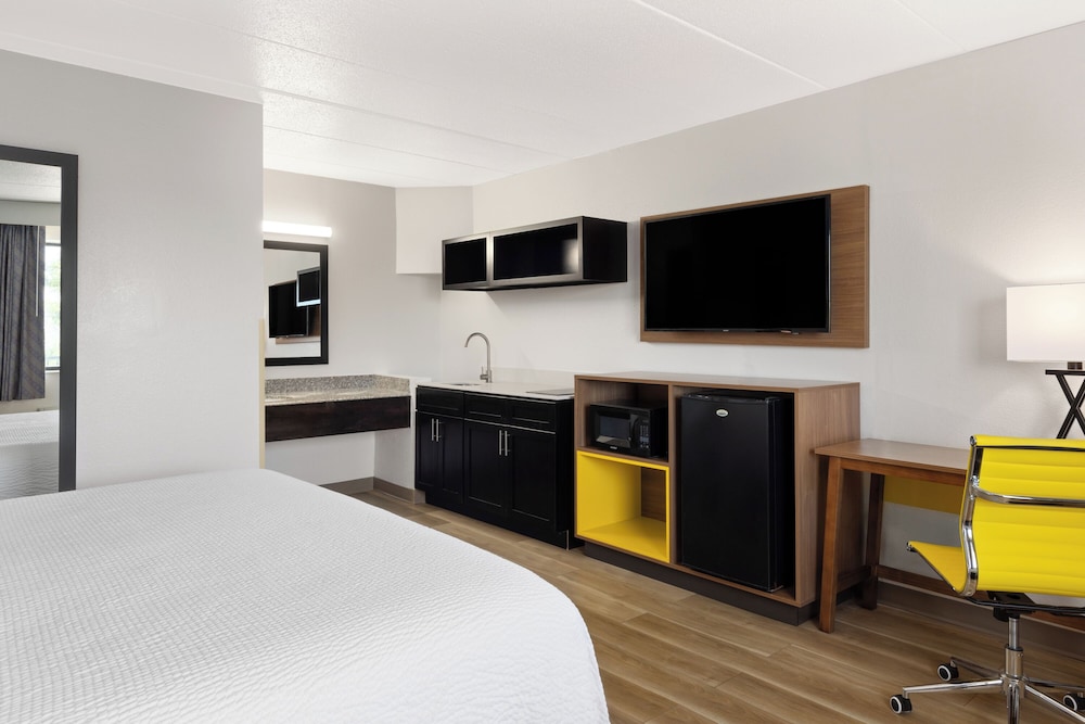 Suite, 1 King Bed, Non Smoking (Efficiency) - Photo 2