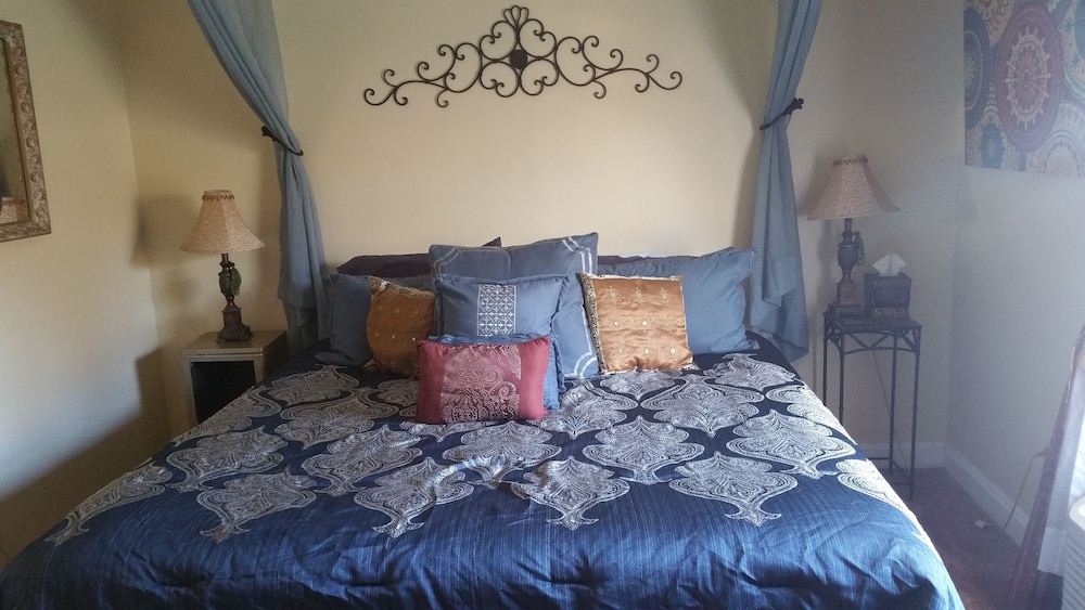 Standard Room, 1 King Bed, Bathtub (Moroccan Room)