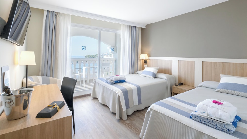 Deluxe Double Room, Terrace, Sea View (3 adults + 1 child)