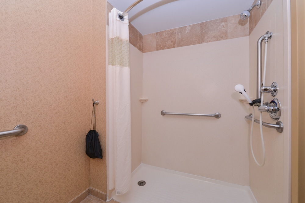 Room, 2 Double Beds, Bathtub - Photo 4