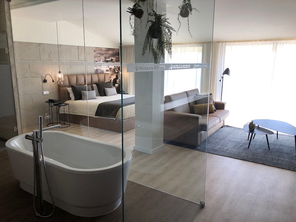 Deluxe Suite - Photo 3