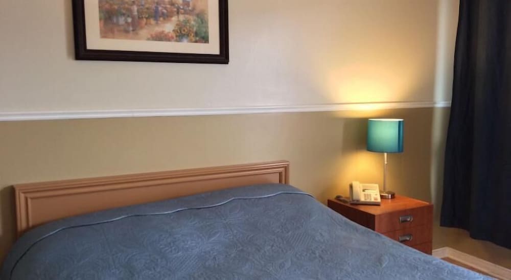 Standard Room, 1 Queen Bed photo 3