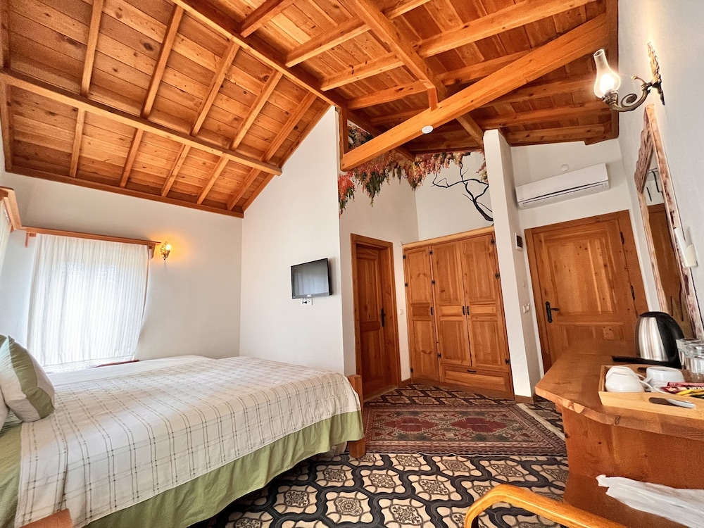 Deluxe Triple Room, Courtyard View photo 2