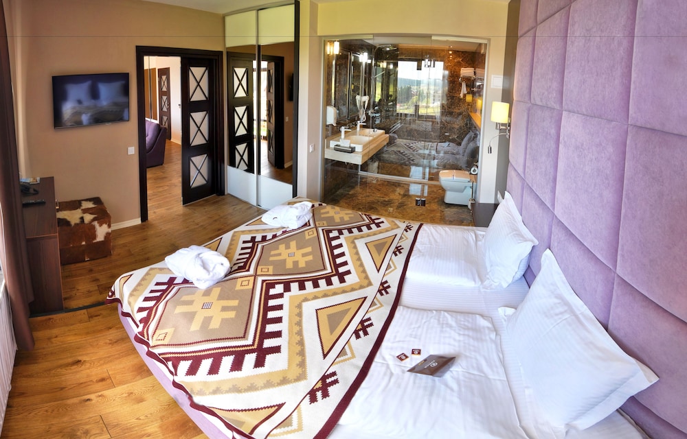 Honeymoon Suite, 1 Bedroom, Mountain View photo 2