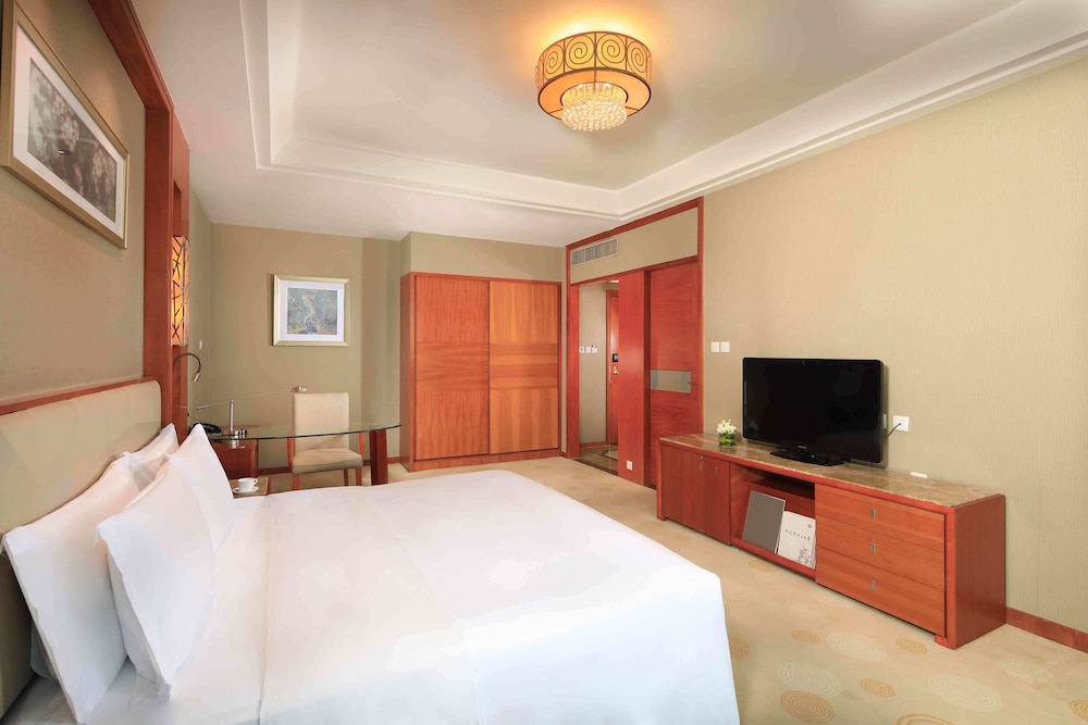 Superior Room, 1 King Bed photo 1