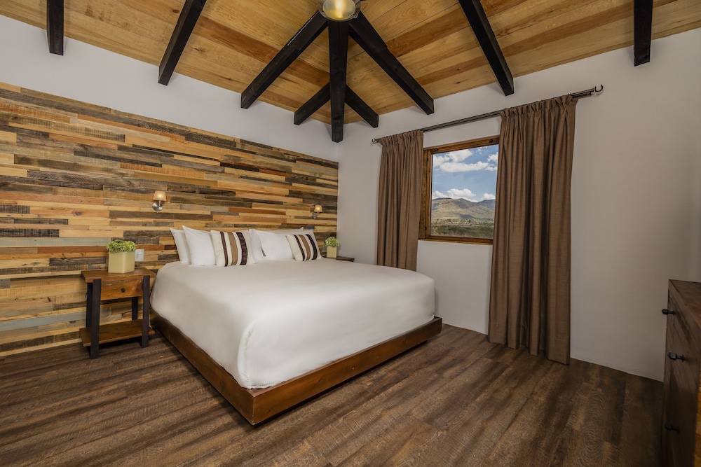 Standard Room, 1 King Bed photo 1