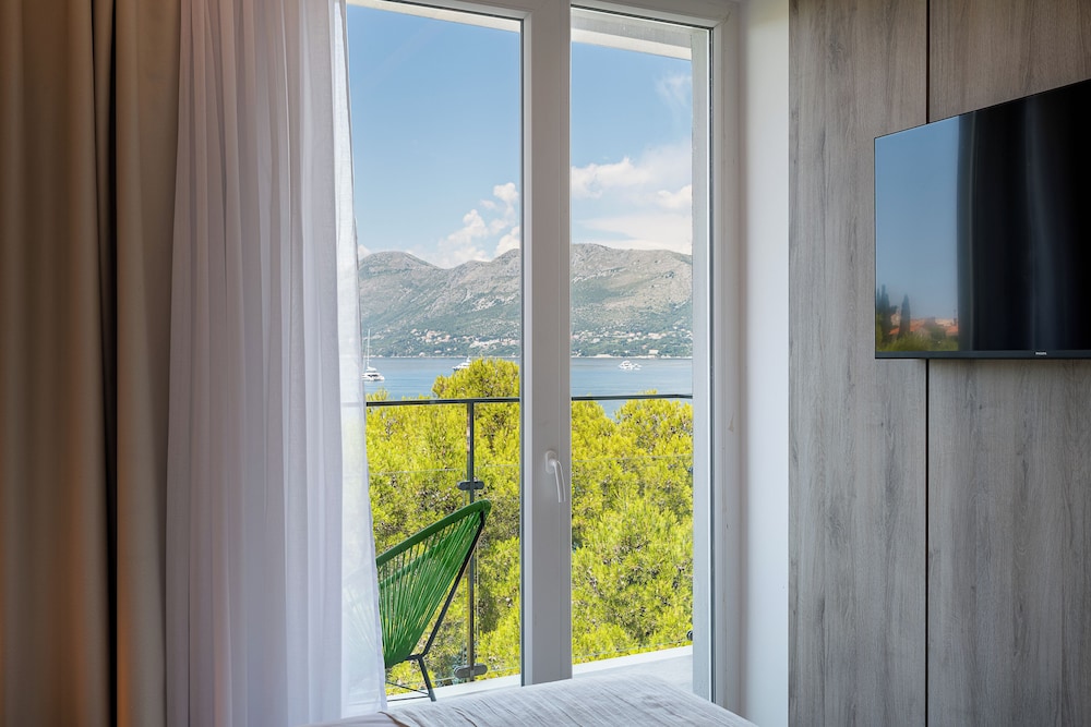 Gold Room with balcony, Partial Sea view