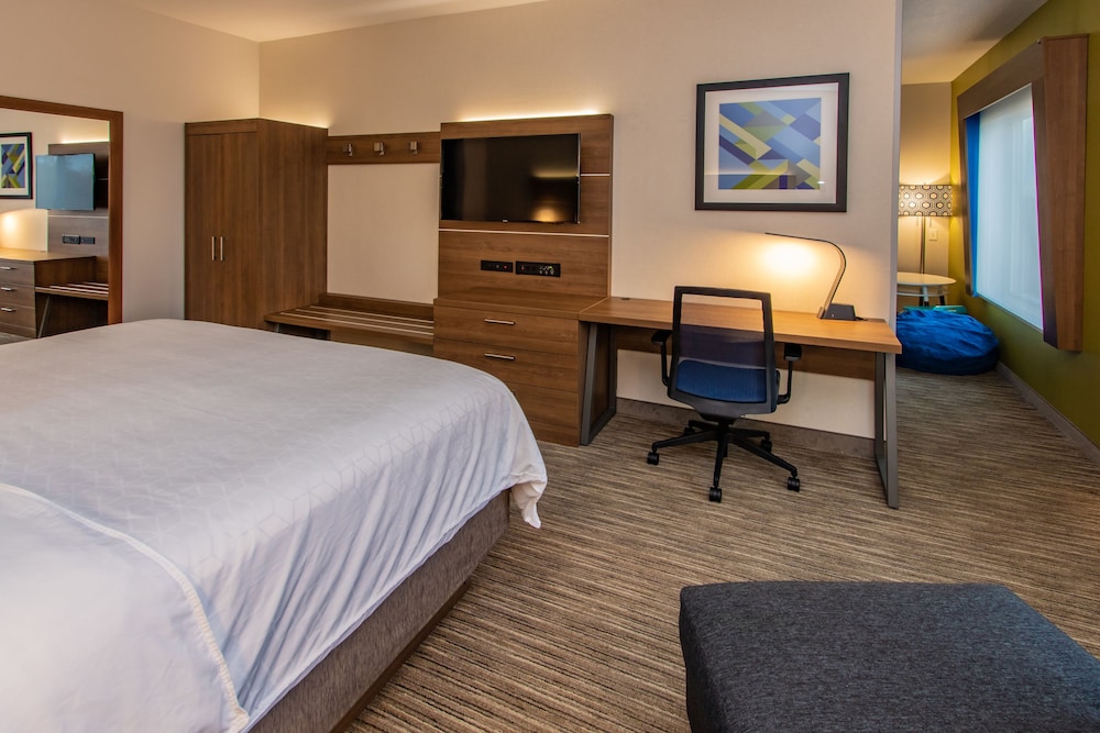 Suite, Multiple Beds - Photo 6