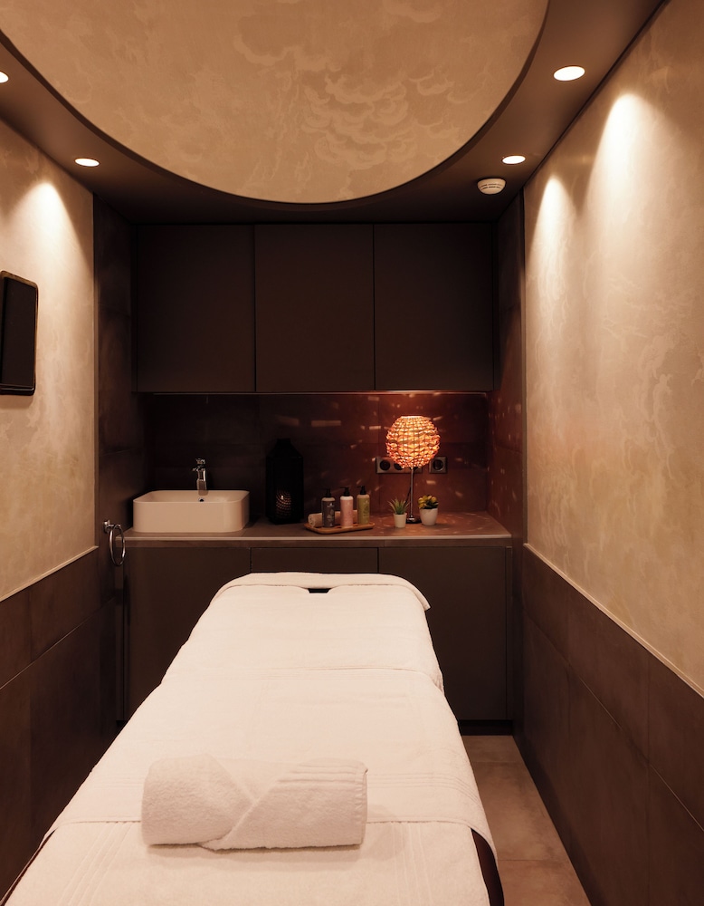 Superior Double Room (SPA Access + Massage) thumbnail 5