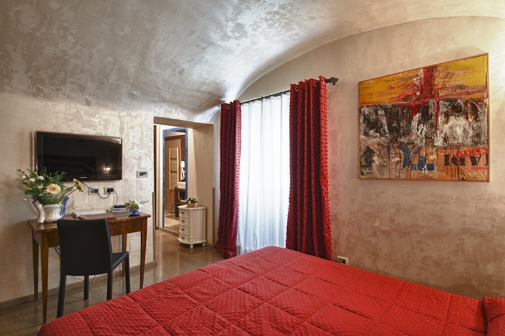 Romantic Double Room, 1 King Bed, Ensuite, City View photo 3