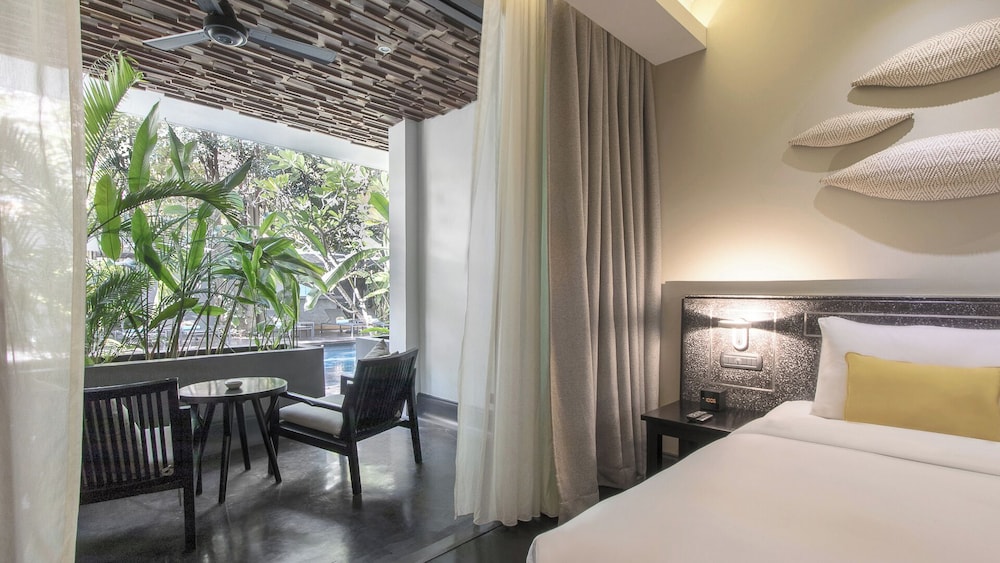 Deluxe King Pool Access with Airport Pick-Up and Minibar photo 3