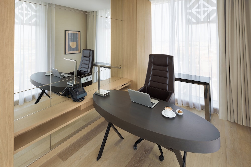 Suite, 1 King Bed (Diplomatic) - Photo 4