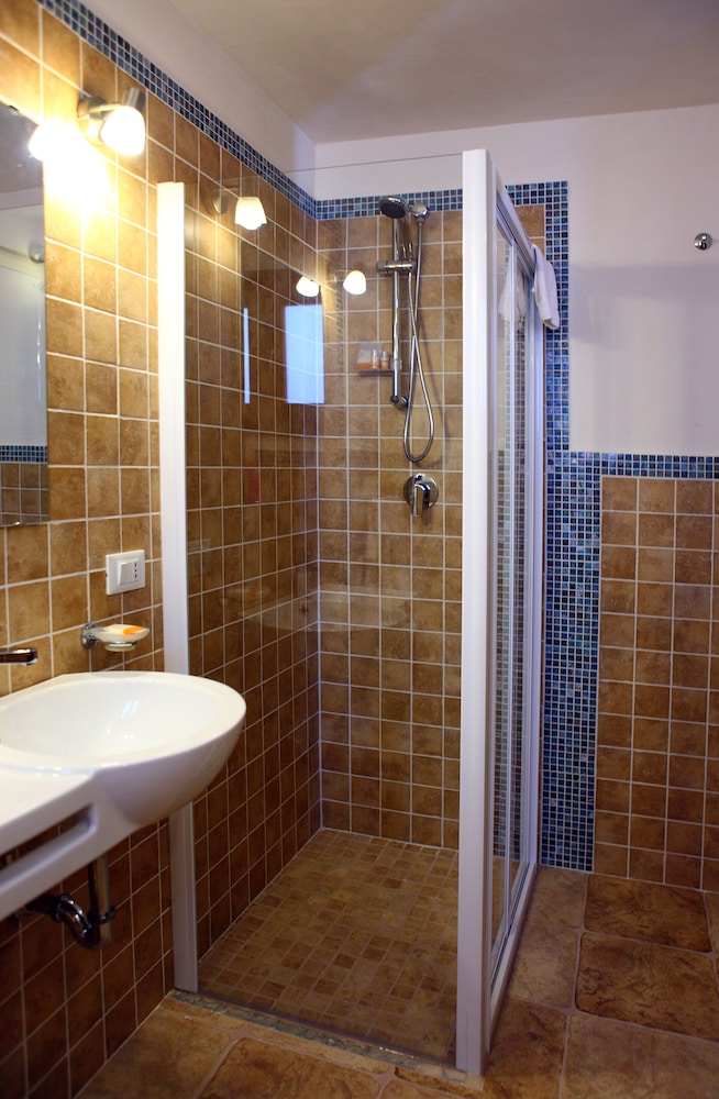 Standard Room, Ensuite photo 2