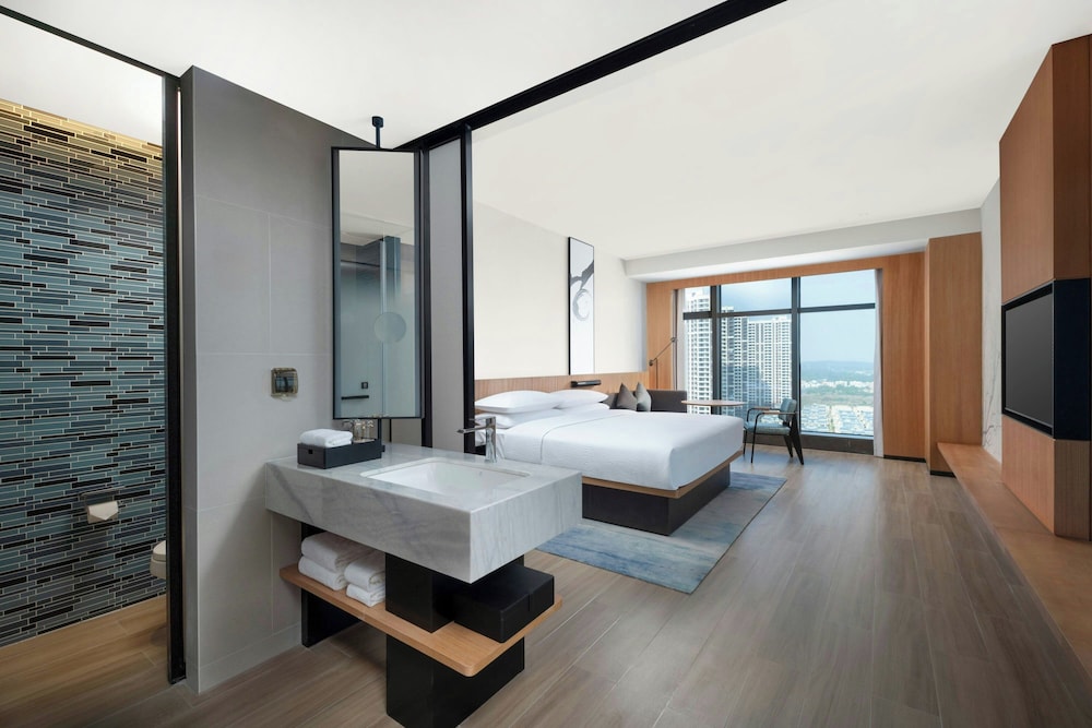 Executive Room, 1 King Bed, City View
