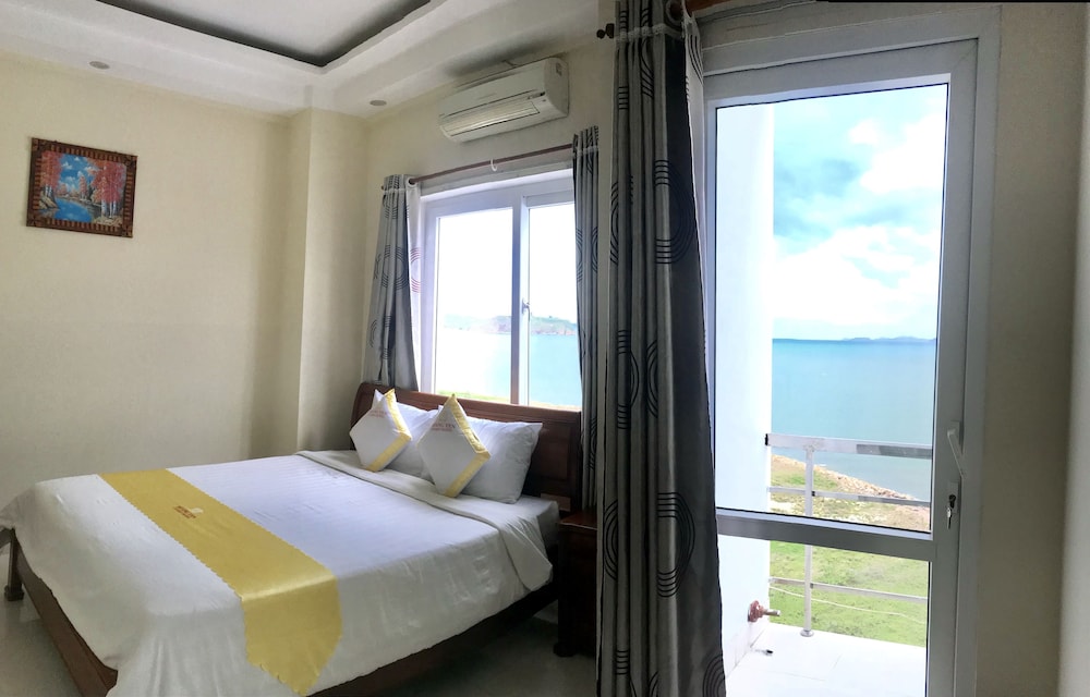 Sunflowers Suite, Sea View (Double) photo 3