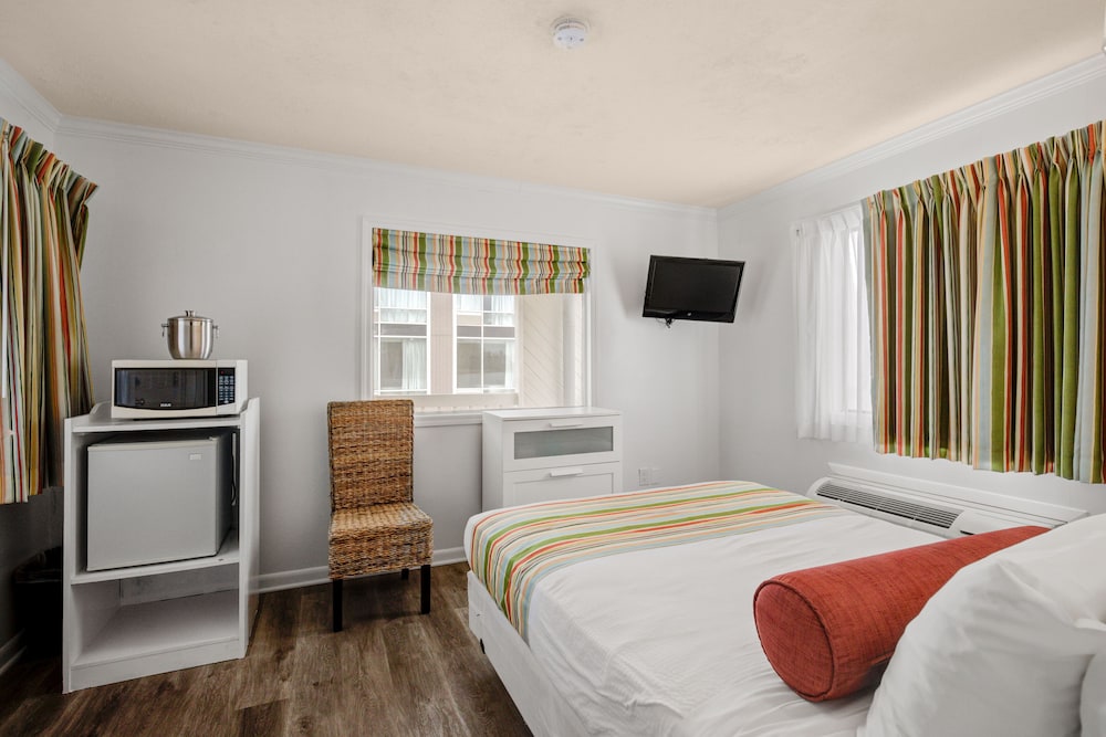 Classic Room, 1 Queen Bed, Pool View