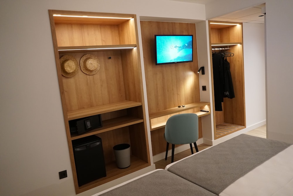 Quadruple Room (3 adults and 1 child) - Photo 2