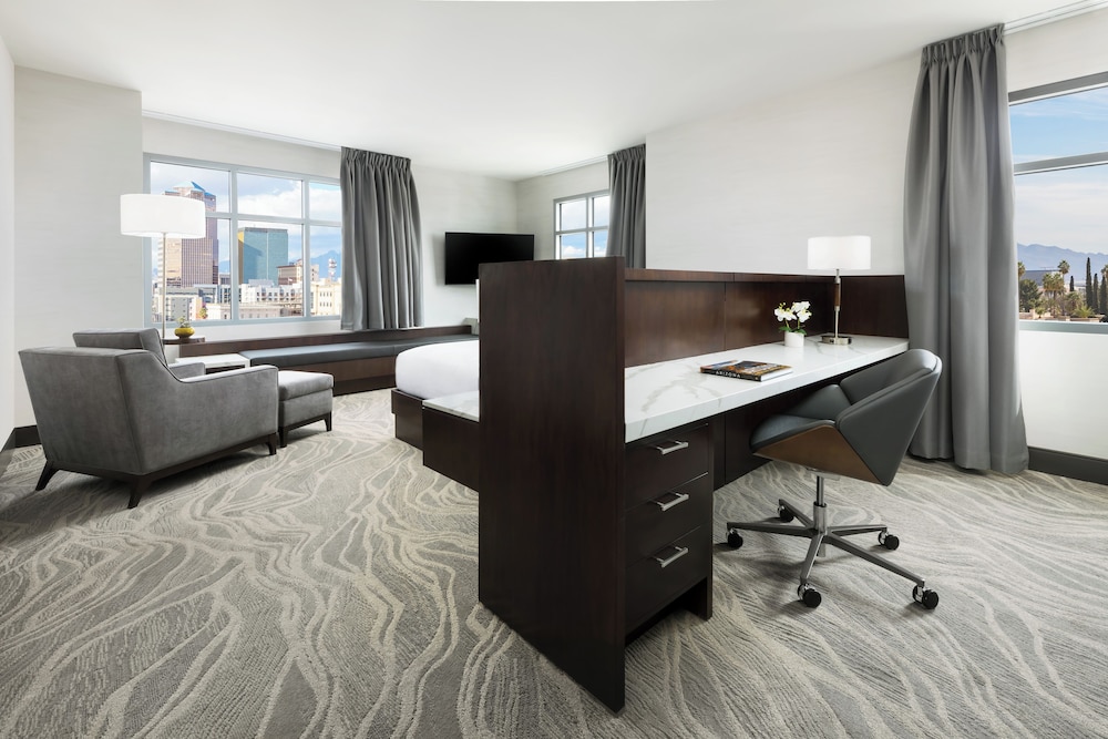 Deluxe Room, 1 King Bed, Accessible, Balcony - Photo 5