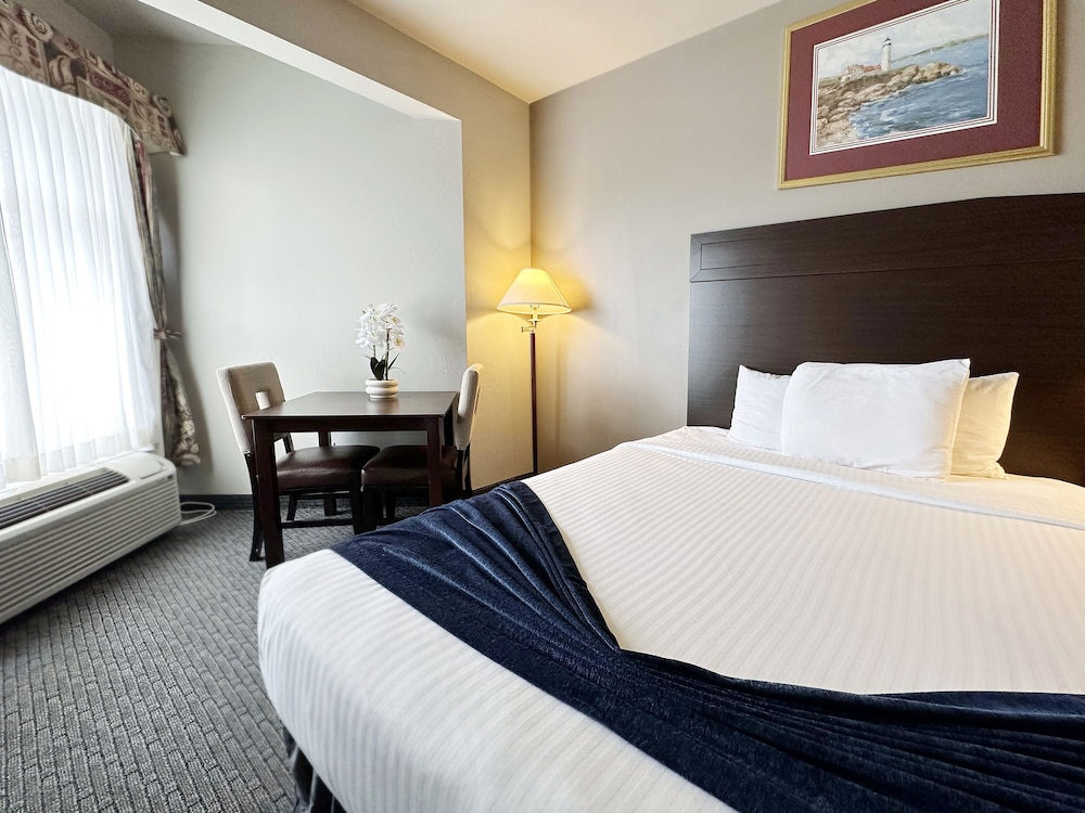 Queen Room with Two Queen Beds photo 3